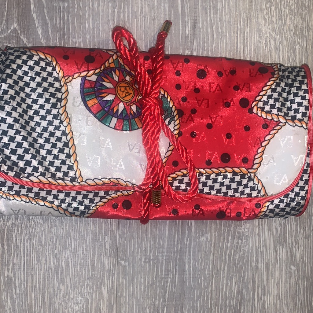 Elizabeth Arden Vintage Jewelry Wrap 24$
